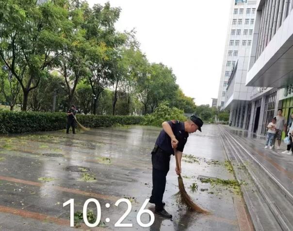 C:/Users/BA/Desktop/風(fēng)雨過后南京保安迅速行動，恢復(fù)安“寧”面貌/5.jpg5